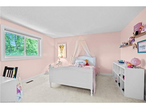 379 Devonshire Terrace, Hamilton, ON - Indoor Photo Showing Bedroom