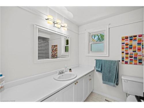 379 Devonshire Terrace, Hamilton, ON - Indoor Photo Showing Bathroom