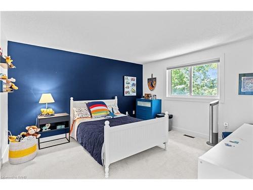 379 Devonshire Terrace, Hamilton, ON - Indoor Photo Showing Bedroom