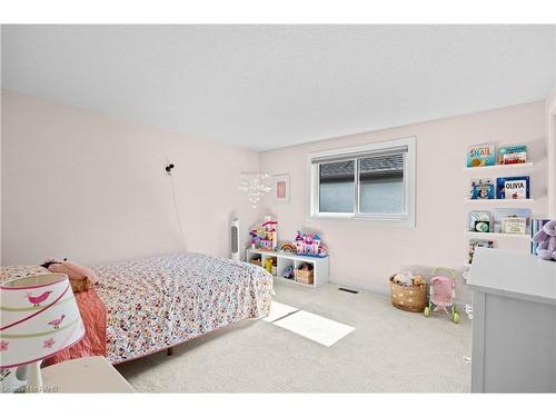 379 Devonshire Terrace, Hamilton, ON - Indoor Photo Showing Bedroom