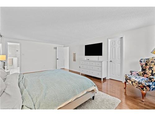 379 Devonshire Terrace, Hamilton, ON - Indoor Photo Showing Bedroom