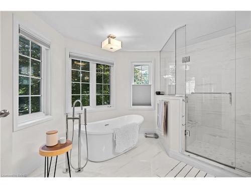 379 Devonshire Terrace, Hamilton, ON - Indoor Photo Showing Bathroom