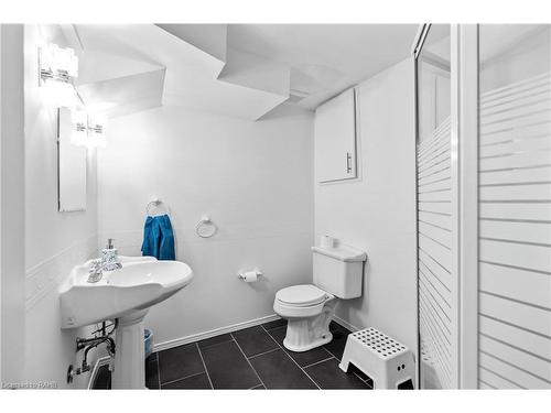 379 Devonshire Terrace, Hamilton, ON - Indoor Photo Showing Bathroom