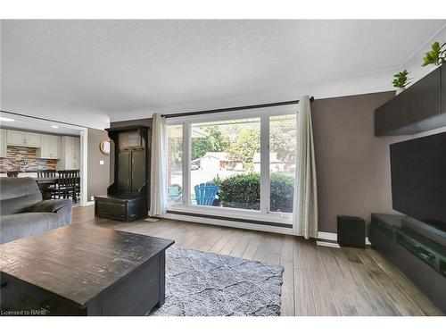 23 Cherrywood Drive, Stoney Creek, ON - Indoor Photo Showing Living Room