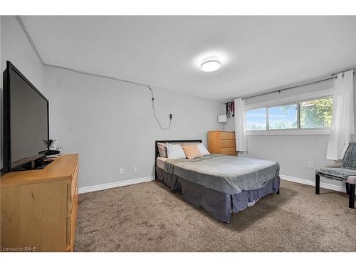 23 Cherrywood Drive, Stoney Creek, ON - Indoor Photo Showing Bedroom