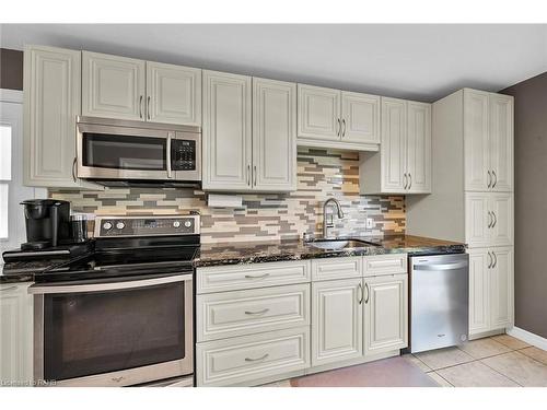 23 Cherrywood Drive, Stoney Creek, ON - Indoor Photo Showing Kitchen