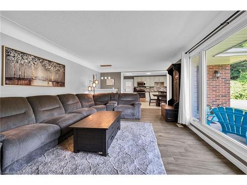 23 Cherrywood Drive, Stoney Creek, ON - Indoor Photo Showing Living Room