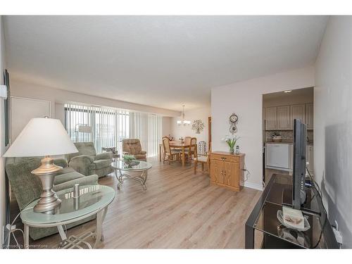 1104-301 Frances Avenue S, Hamilton, ON - Indoor Photo Showing Living Room