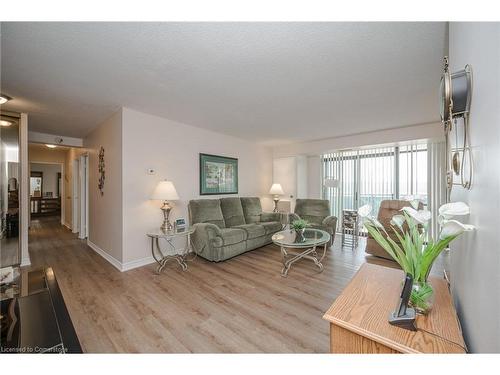 1104-301 Frances Avenue S, Hamilton, ON - Indoor Photo Showing Living Room