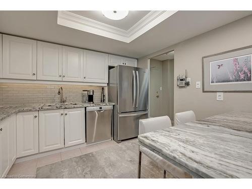 401-2121 Lakeshore Road, Burlington, ON - Indoor Photo Showing Kitchen