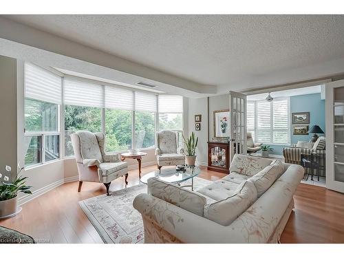 401-2121 Lakeshore Road, Burlington, ON - Indoor Photo Showing Living Room