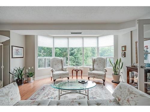 401-2121 Lakeshore Road, Burlington, ON - Indoor Photo Showing Living Room