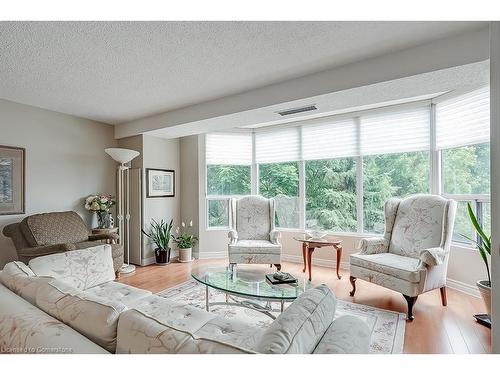 401-2121 Lakeshore Road, Burlington, ON - Indoor Photo Showing Living Room