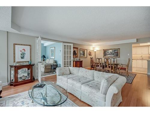 401-2121 Lakeshore Road, Burlington, ON - Indoor Photo Showing Living Room