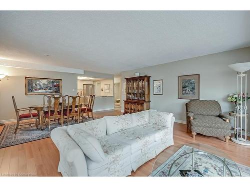 401-2121 Lakeshore Road, Burlington, ON - Indoor Photo Showing Living Room