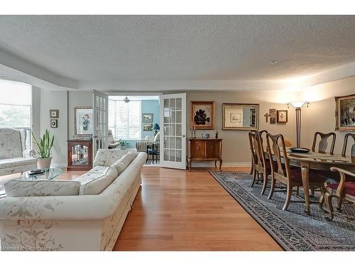 401-2121 Lakeshore Road, Burlington, ON - Indoor Photo Showing Living Room