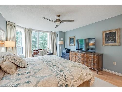 401-2121 Lakeshore Road, Burlington, ON - Indoor Photo Showing Bedroom