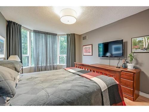 401-2121 Lakeshore Road, Burlington, ON - Indoor Photo Showing Bedroom