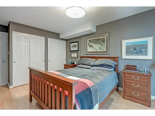 401-2121 Lakeshore Road, Burlington, ON - Indoor Photo Showing Bedroom