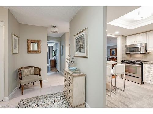 401-2121 Lakeshore Road, Burlington, ON - Indoor Photo Showing Kitchen