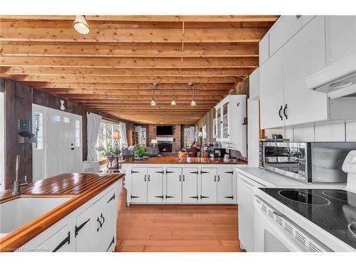 555 Edgewater Place, Dunnville, ON - Indoor Photo Showing Kitchen