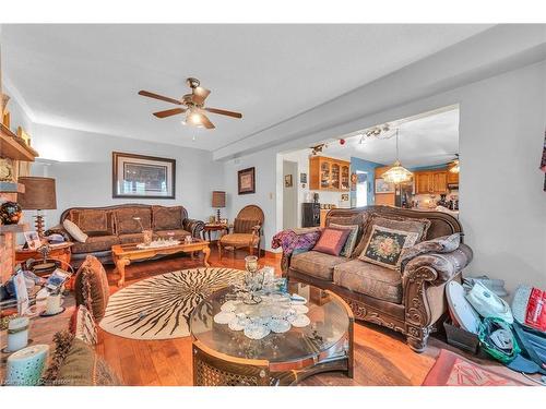 4916 Thirty Road, Beamsville, ON - Indoor Photo Showing Living Room