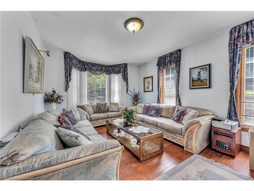 4916 Thirty Road, Beamsville, ON - Indoor Photo Showing Living Room