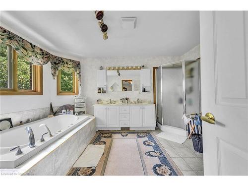 4916 Thirty Road, Beamsville, ON - Indoor Photo Showing Bathroom