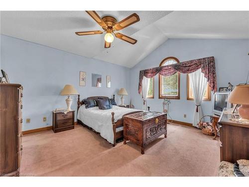 4916 Thirty Road, Beamsville, ON - Indoor Photo Showing Bedroom