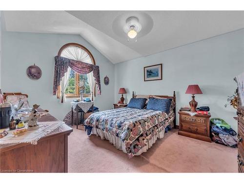 4916 Thirty Road, Beamsville, ON - Indoor Photo Showing Bedroom