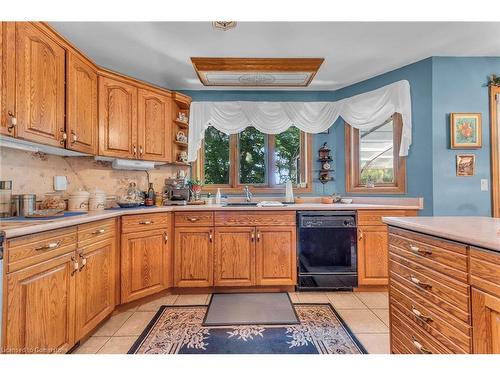 4916 Thirty Road, Beamsville, ON - Indoor Photo Showing Kitchen