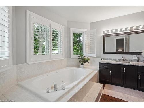 126 Gurnett Drive, Hamilton, ON - Indoor Photo Showing Bathroom