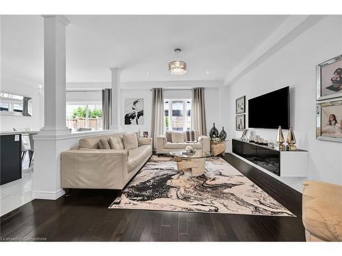 190 Bellagio Avenue, Hannon, ON - Indoor Photo Showing Living Room