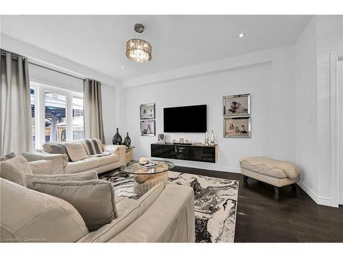 190 Bellagio Avenue, Hannon, ON - Indoor Photo Showing Living Room