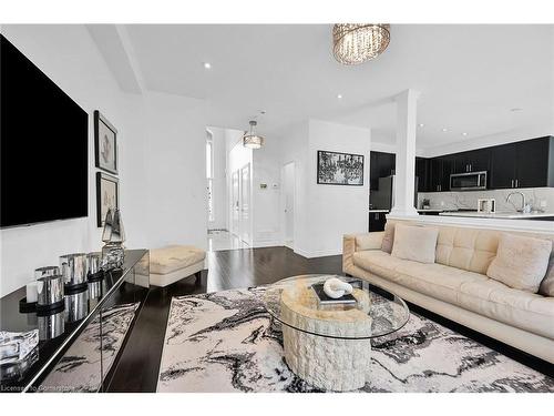 190 Bellagio Avenue, Hannon, ON - Indoor Photo Showing Living Room