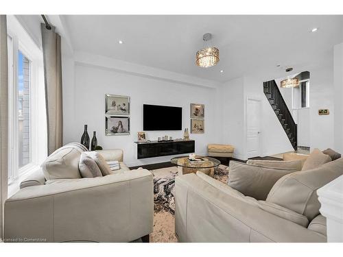 190 Bellagio Avenue, Hannon, ON - Indoor Photo Showing Living Room