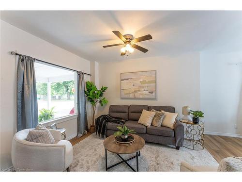 131 Ross Street, Welland, ON - Indoor Photo Showing Living Room