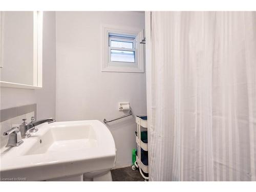 144 Dufferin Street E, St. Catharines, ON - Indoor Photo Showing Bathroom