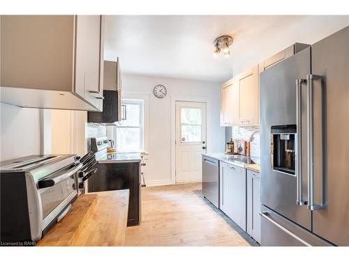 144 Dufferin Street E, St. Catharines, ON - Indoor Photo Showing Kitchen With Upgraded Kitchen