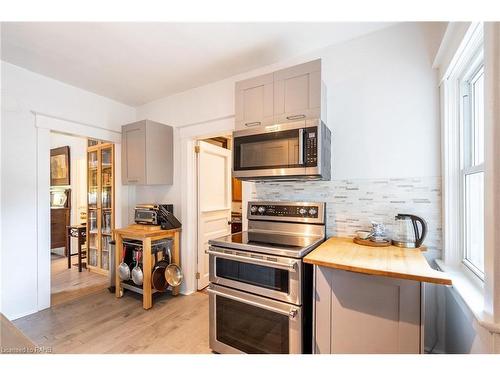 144 Dufferin Street E, St. Catharines, ON - Indoor Photo Showing Kitchen