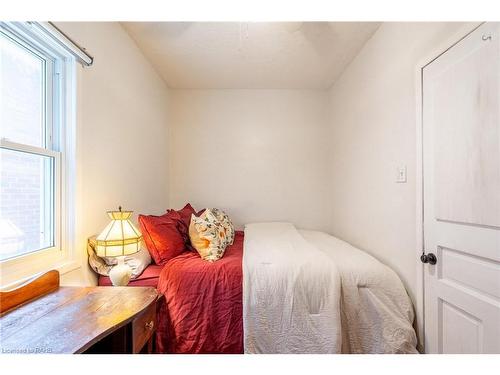 144 Dufferin Street E, St. Catharines, ON - Indoor Photo Showing Bedroom