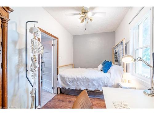 144 Dufferin Street E, St. Catharines, ON - Indoor Photo Showing Bedroom