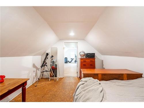 144 Dufferin Street E, St. Catharines, ON - Indoor Photo Showing Bedroom