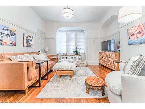 98 Sherman Avenue S, Hamilton, ON - Indoor Photo Showing Living Room