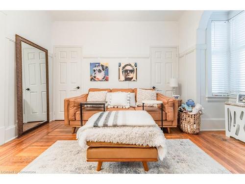 98 Sherman Avenue S, Hamilton, ON - Indoor Photo Showing Bedroom