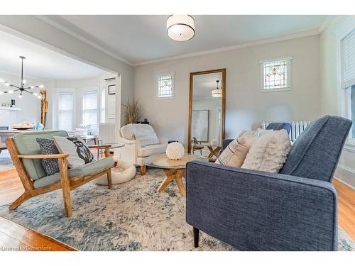 98 Sherman Avenue S, Hamilton, ON - Indoor Photo Showing Living Room