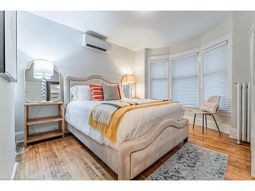 98 Sherman Avenue S, Hamilton, ON - Indoor Photo Showing Bedroom