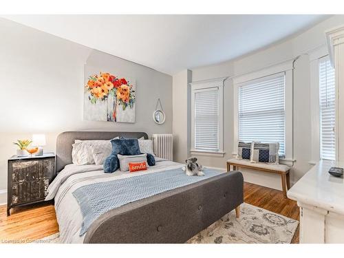 98 Sherman Avenue S, Hamilton, ON - Indoor Photo Showing Bedroom