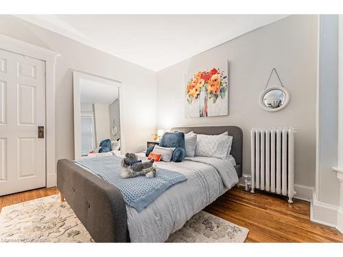 98 Sherman Avenue S, Hamilton, ON - Indoor Photo Showing Bedroom