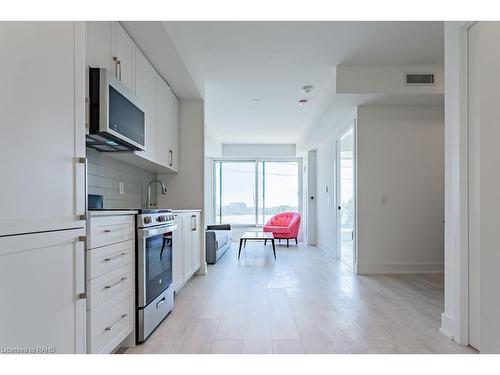 213-2450 Old Bronte Road, Oakville, ON - Indoor Photo Showing Kitchen